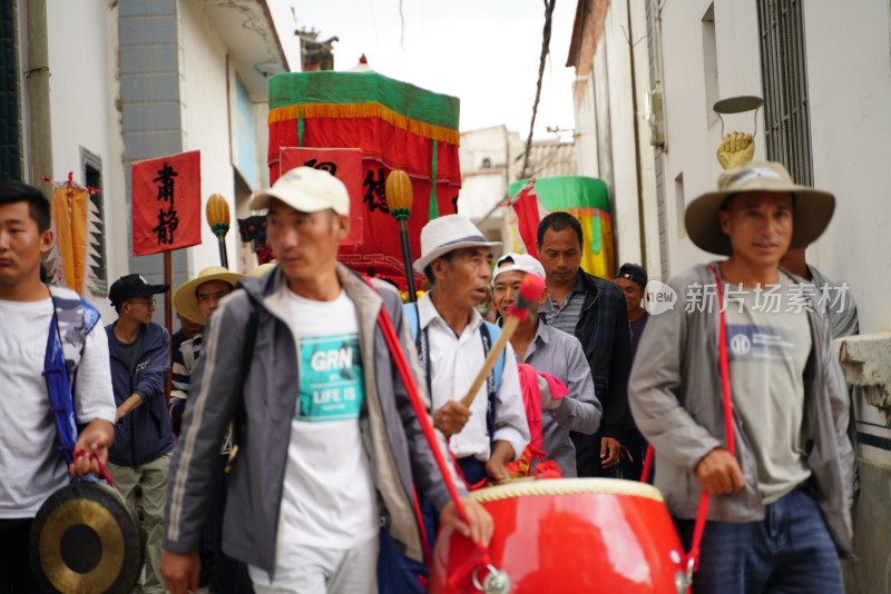 大理白族端午节身着民族服饰人们