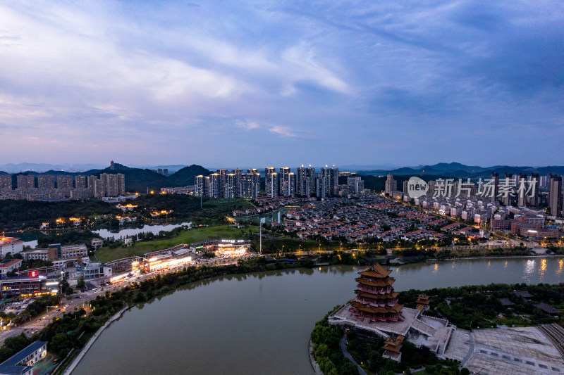 江西宜宾城市夜幕降临河流风景航拍图