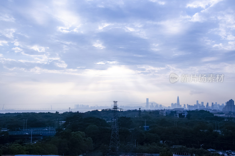 夕阳落日下的深圳湾城市建筑剪影