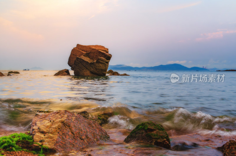 山东青岛太平角公园，夕阳中海上的巨石