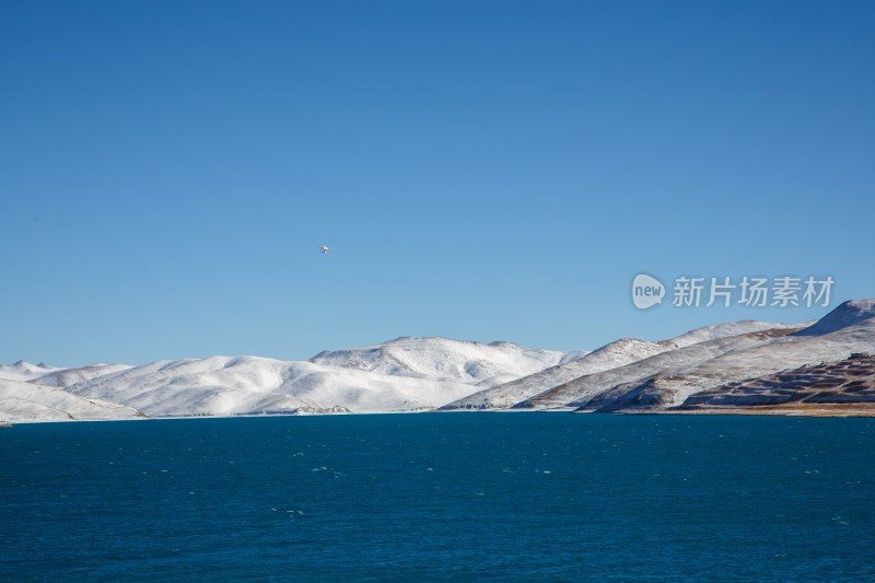 中国西藏羊卓雍措湖羊湖冬季雪景