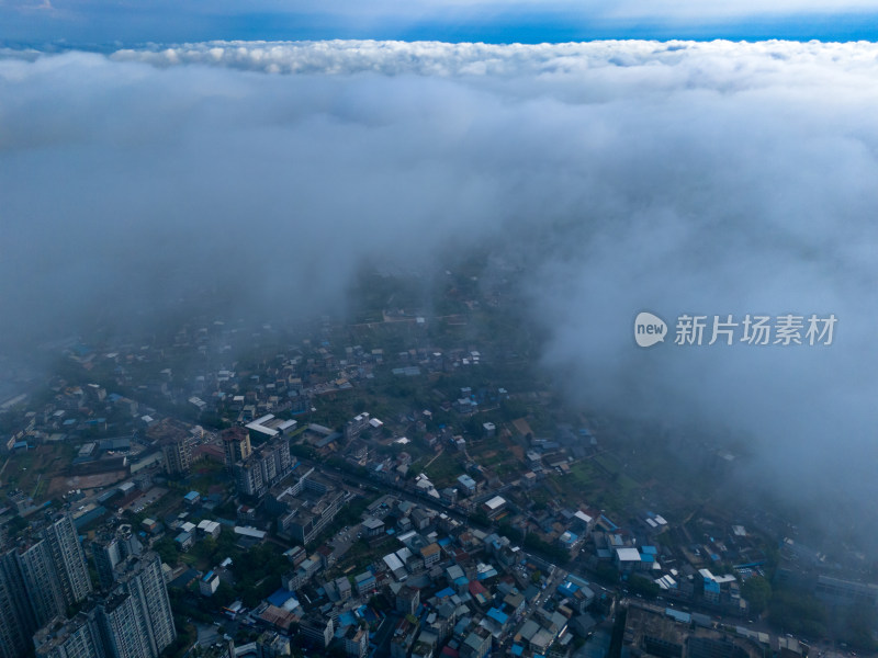 乐山城市清晨云海航拍图