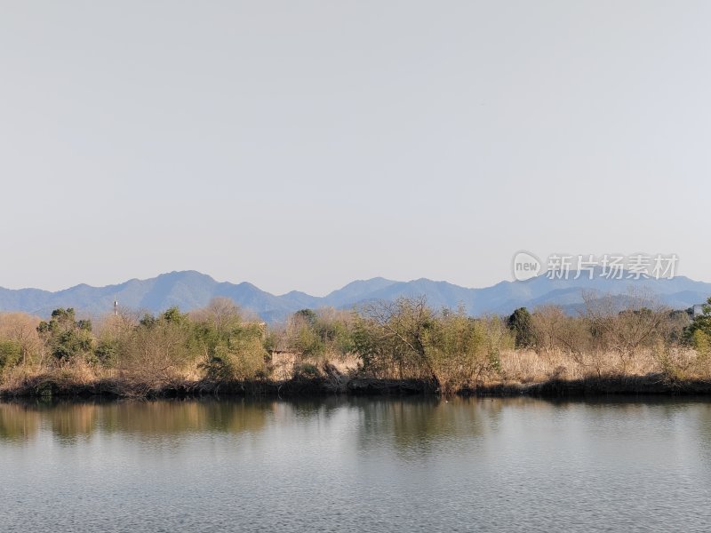 山水相依的自然风光全景