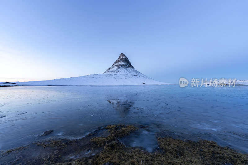 冰岛斯奈山半岛草帽山日落蓝调雪山湖泊倒影