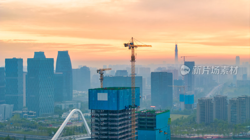 成都建筑工地与远处的最高楼蜀峰468