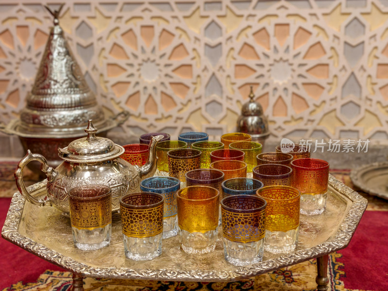 传统阿拉伯茶具与彩色玻璃杯