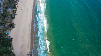 大海海浪沙滩风景航拍图
