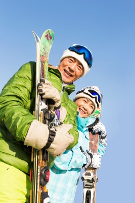 老年夫妇冬季滑雪