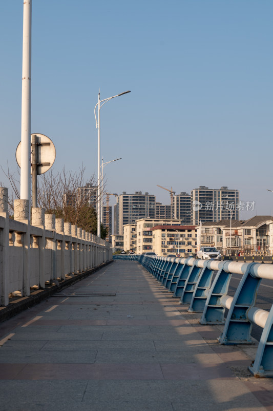 城市高楼与滨河步道