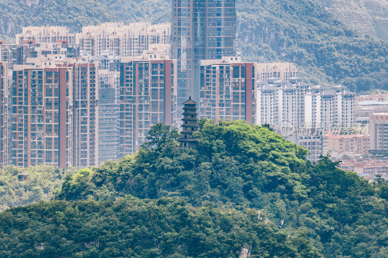 广西柳州蟠龙山宝塔与高楼建筑群