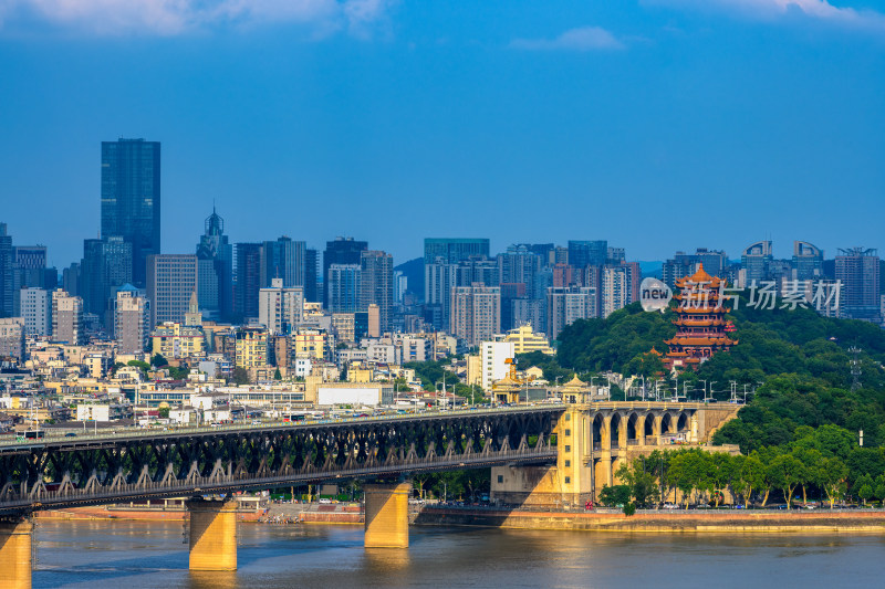 武汉夏季白天远眺长江大桥与黄鹤楼景区