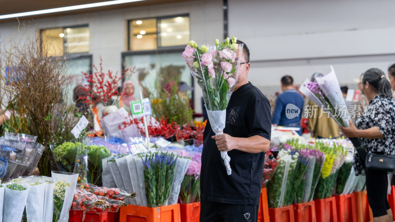 云南昆明斗南花市吸引大量游客前来买花