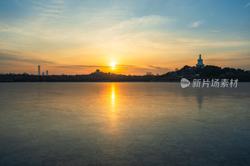 北京北海公园夕阳下的冰面风景