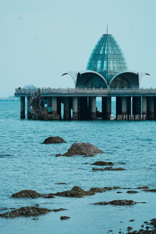 海上玻璃穹顶建筑全景