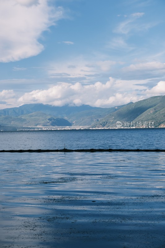 湖畔远山与蓝天白云风景