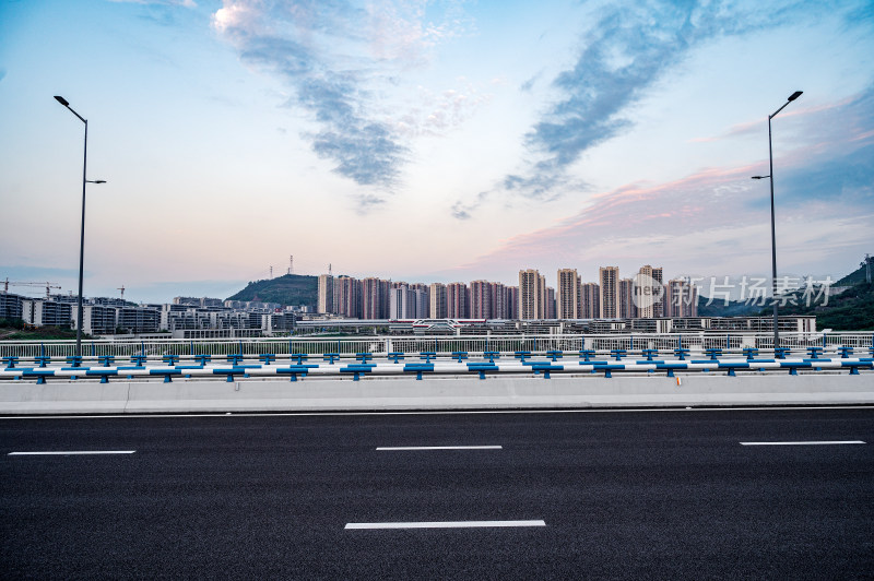 重庆市渝北区丛岩桥空旷的道路与城市建筑