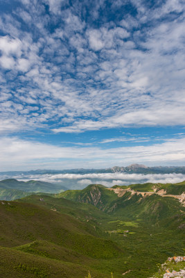 蓝天白云草原山峰山脉云海