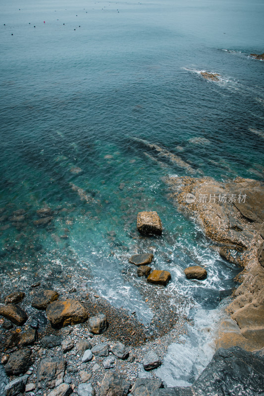 礁石海岸浪花冲击岩石壮阔风景