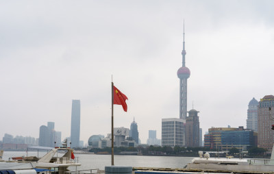 秋天雨雾中的上海外滩