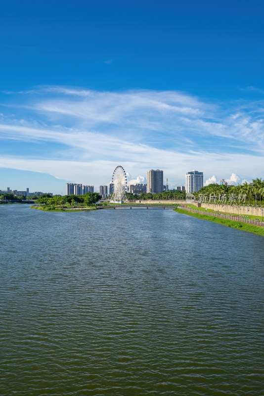 河畔摩天轮与城市建筑景观