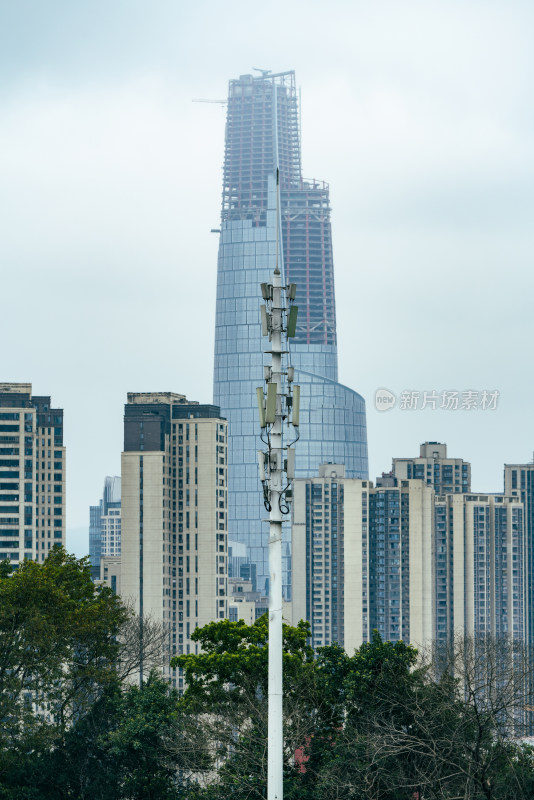 重庆陆海国际中心与5G电信信号塔同框