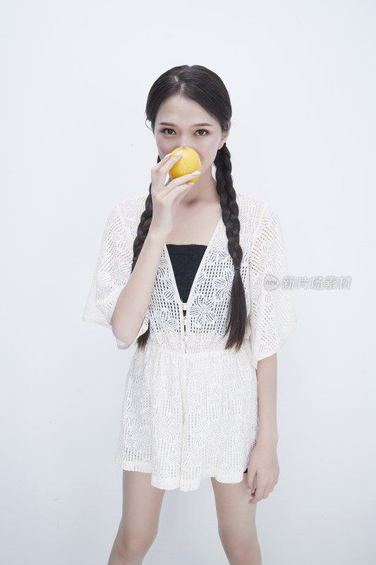 手拿柠檬身穿镂空连衣裙的亚洲可爱少女人像