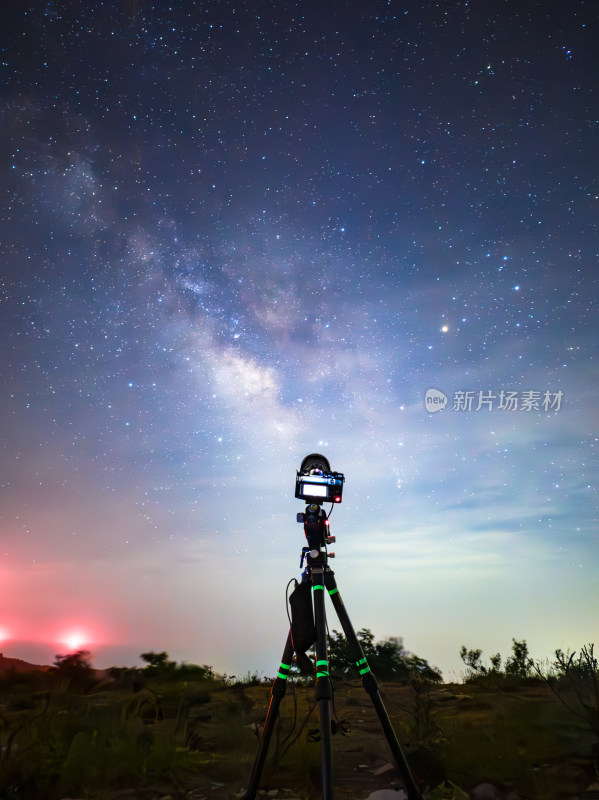 三脚架相机拍摄星空夜景