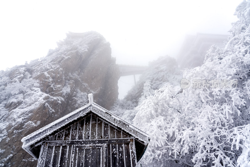 寒冷冬天大雪山脉小木屋