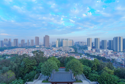 佛山礌岗公园魁星阁眺望城市高楼建筑群