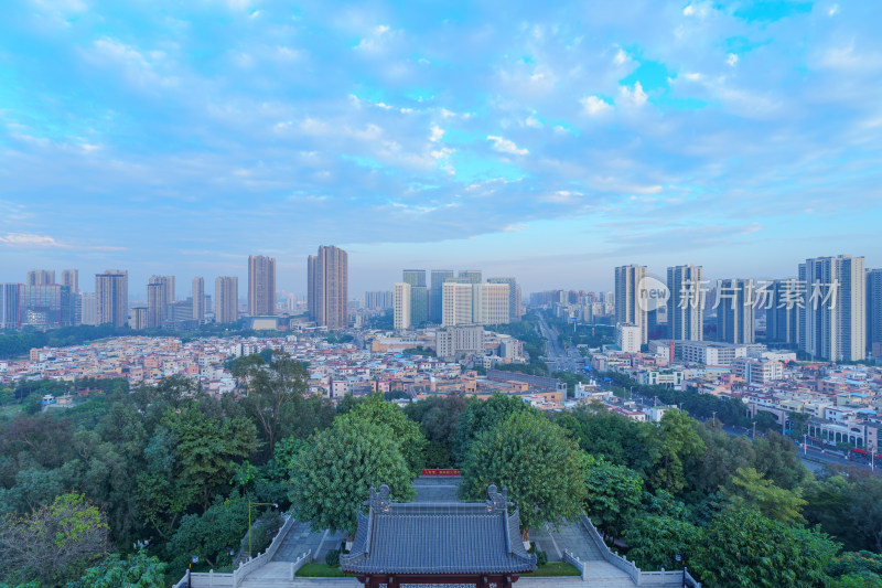 佛山礌岗公园魁星阁眺望城市高楼建筑群