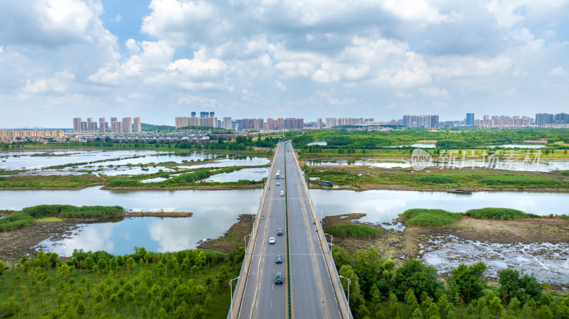 城市中河流上的大桥及周边风光