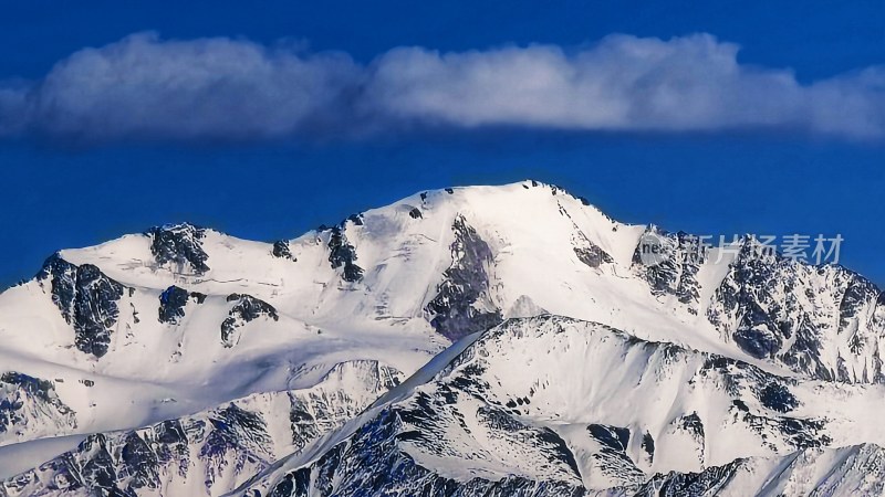 壮丽雪山全景图