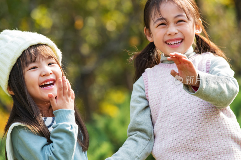 两个快乐的小女孩在公园里玩耍