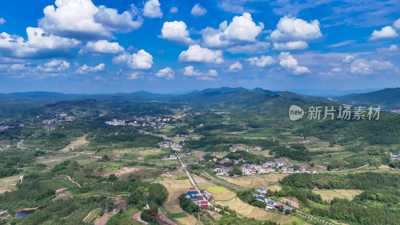 南方山川丘陵梯田农田航拍图