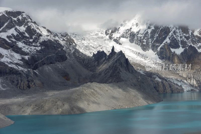 雪山脚下河谷湖泊自然风景