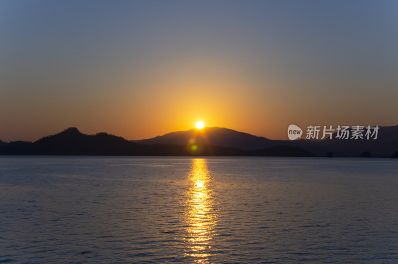 香港大埔区大美督船湾淡水湖日出朝阳