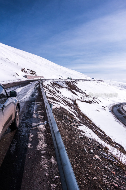 新疆冬季雪地公路