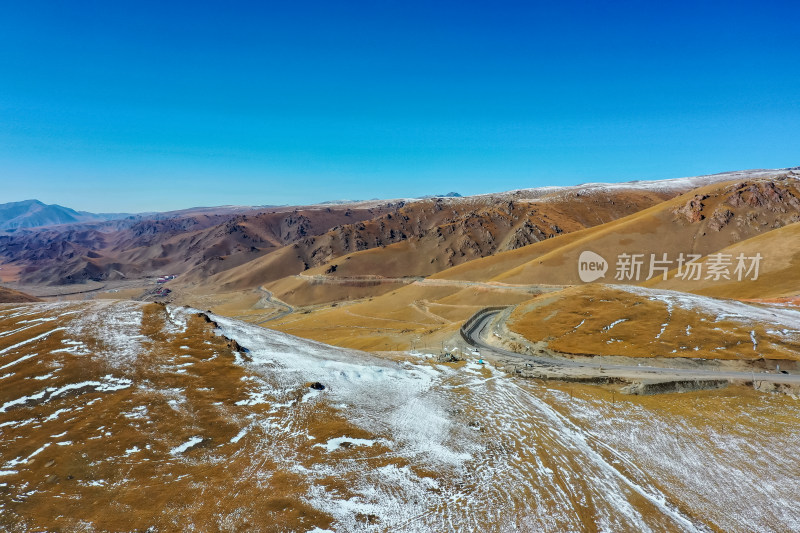 新疆秋天雪山山脉公路