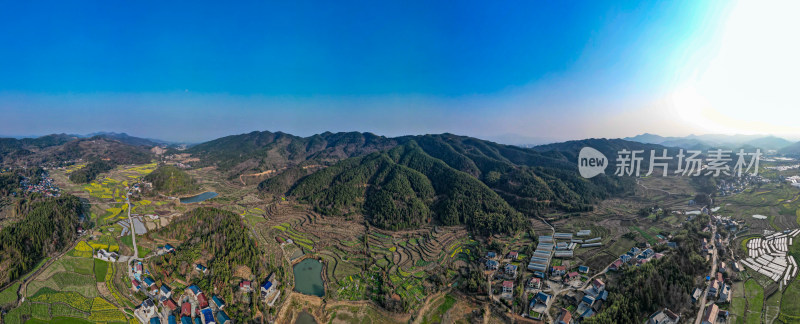 山川丘陵金黄稻田美丽乡村全景图航拍