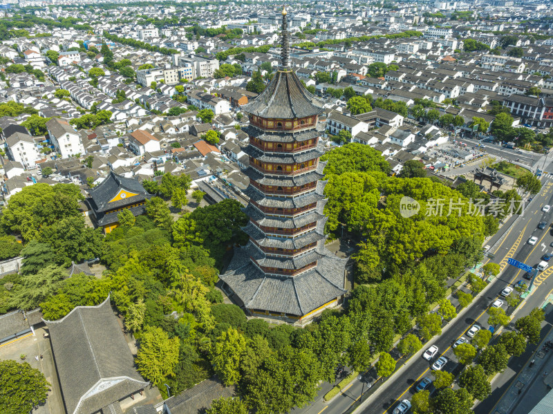 航拍夏季蓝天白云的苏州北寺塔与苏州古城区