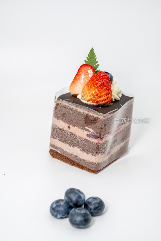 白色背景下美味的的榛果巧克力切块蛋糕