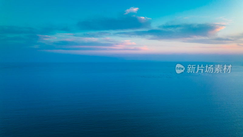 航拍视角的天空大海自然风景