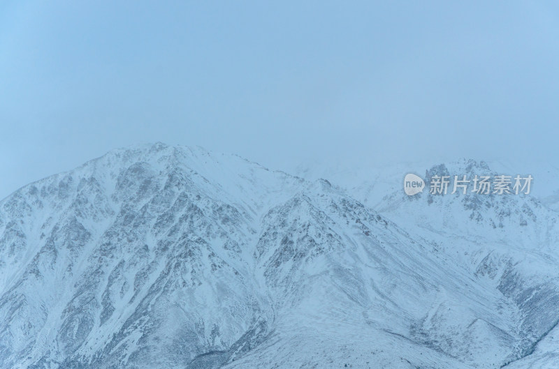 青海海北藏族自治州祁连卓尔山雪景雪山