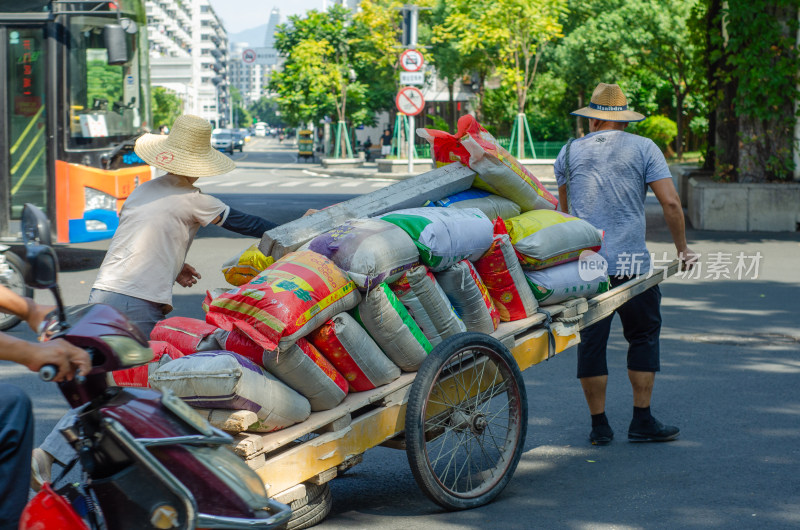 福州街头带着草帽的中国农民拉着一车的粮食