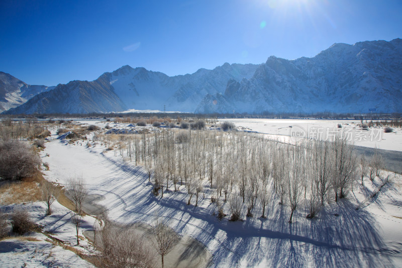 中国西藏冬季拉萨河雪景及拉萨河大桥