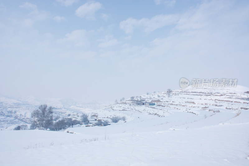 中国西北乡村冬季雪后自然风光