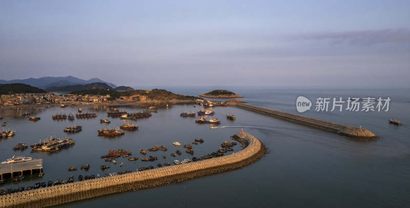 夕阳下海湾避风港渔船自然风光航拍