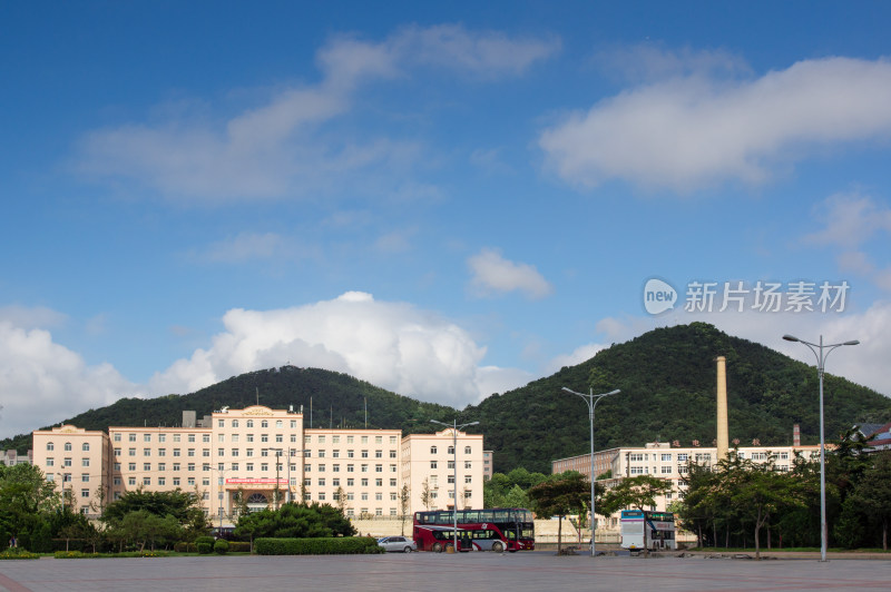 大连黑石礁广场旁的大连海洋大学教学楼