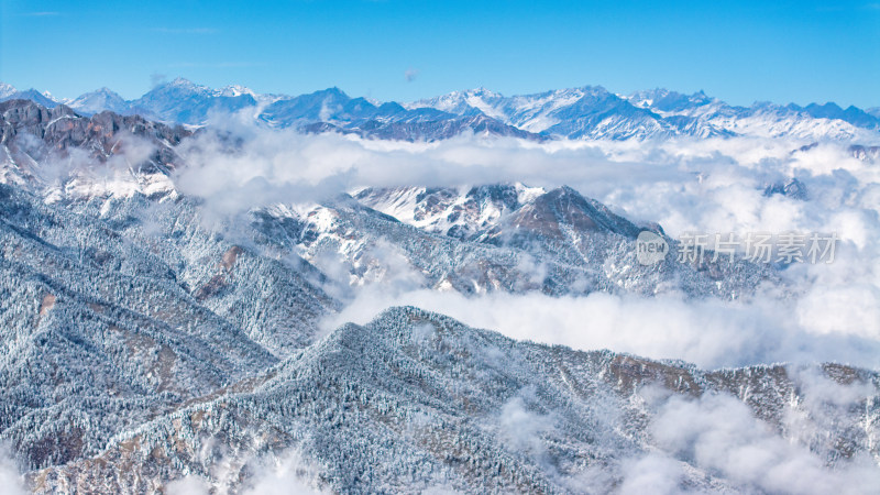 四川成都西岭雪山上空的云海群山航拍