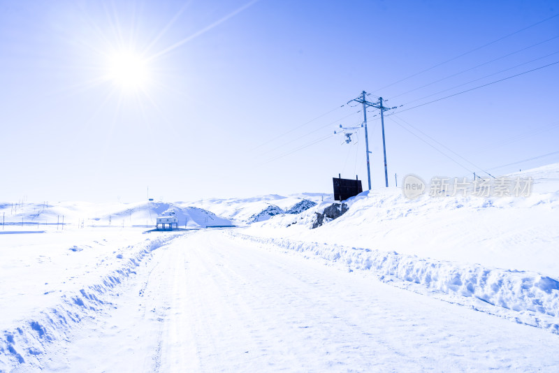 新疆雪地道路